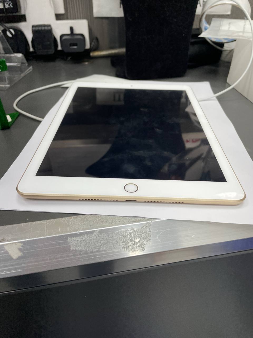 Apple iPad 5th Generation 32GB in Rose store Gold