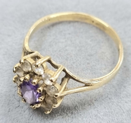 9ct gold ring with clear & purple stone.