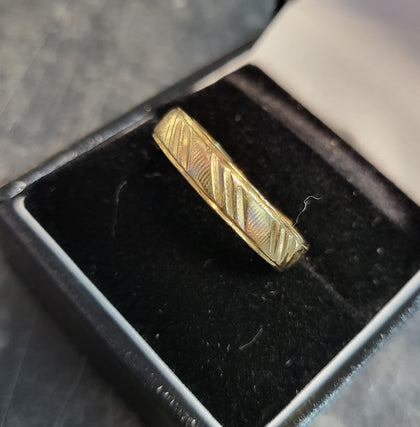 18CT - Yellow Gold Patterned Band Ring - 2.35g - Size W