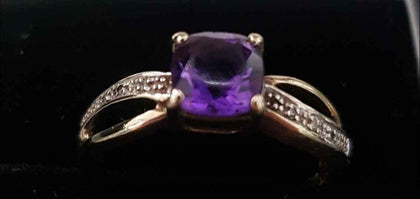 Topaz gold ring 9ct, purple. Size N . 2.53g.