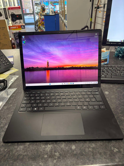 Microsoft Surface Laptop 4 - i7-1185G7 @ 3.00GHz - 16GB Ram - 256GB - SSD - Intel Iris Xe Graphics - Touch Screen 13' Screen