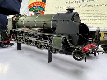 HORNBY “The White Pullman”  SR 4-6-0 KING ARTHUR CLASS ‘SIR LAVAINE” locomotive / three Pullman 1st class parlour cars LEYLAND STORE.