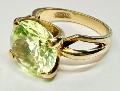 9ct gold ring with large lime green stone size M