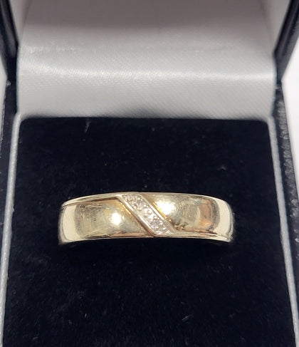9ct Yellow Gold Band Ring With Clear Stones - 2.75G - Size Z - Hallmarked