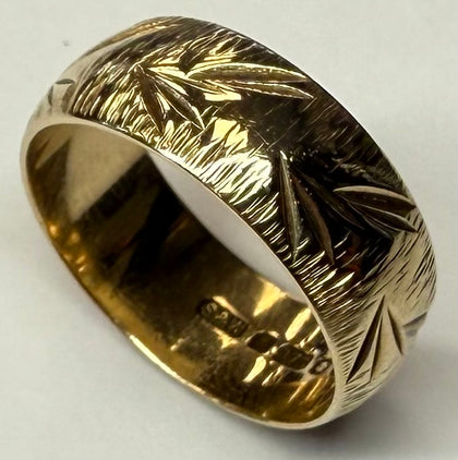 VINTAGE 9CT GOLD LEAF PATTERN BAND SIZE L