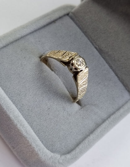 9ct gold diamond ring size R