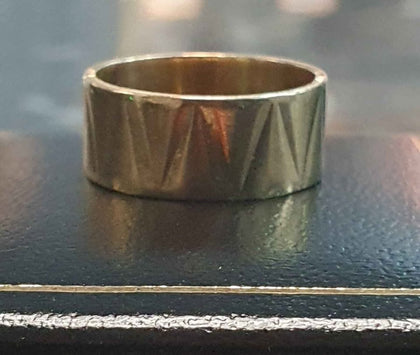 9ct Yellow Gold Ring - 4.29G - Size M. Hallmarked