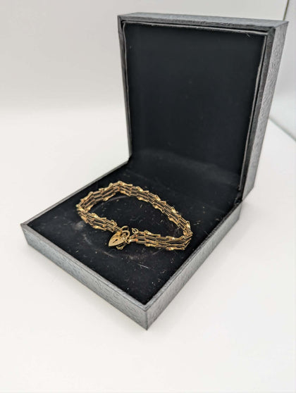 375 9CT HALLMARKED, YELLOW GOLD, 4 BAR GATE LINK BRACELET WITH HEART PADLOCK, 7