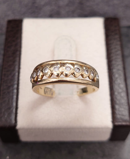 9ct Yellow Gold & Diamond Band Ring - Size T