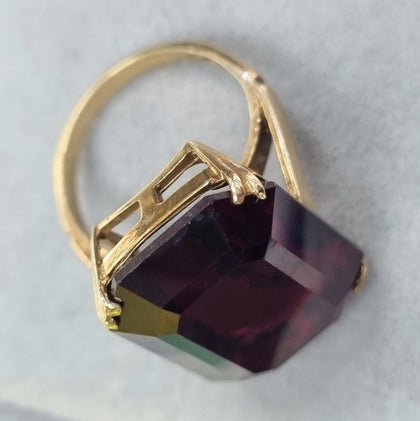 9ct Gold Ring With Red Stone - Size L