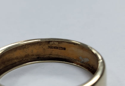 9ct Yellow Gold Band Ring With Clear Stones - 2.75G - Size Z - Hallmarked