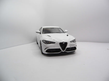 Alfa Romeo Giulia Quadrifoglio White trofeo 2019 1:18 Model Car