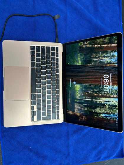 Apple MacBook Air with Retina Display - 8 GB RAM - 256 GB SSD - 13.3