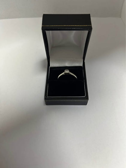 9CT white gold ring with moissanite stone 2.1G size T stamped 375 tested in store comes with box