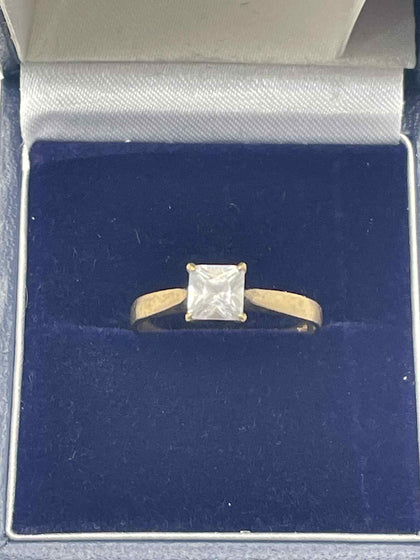 9ct Gold ring With Clear Stone