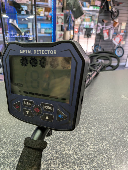 METAL DETECTOR & HEADPHONES