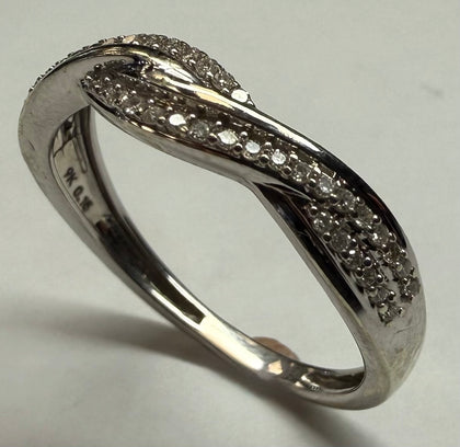 9CT WHITE GOLD & DIAMOND RING SIZE O