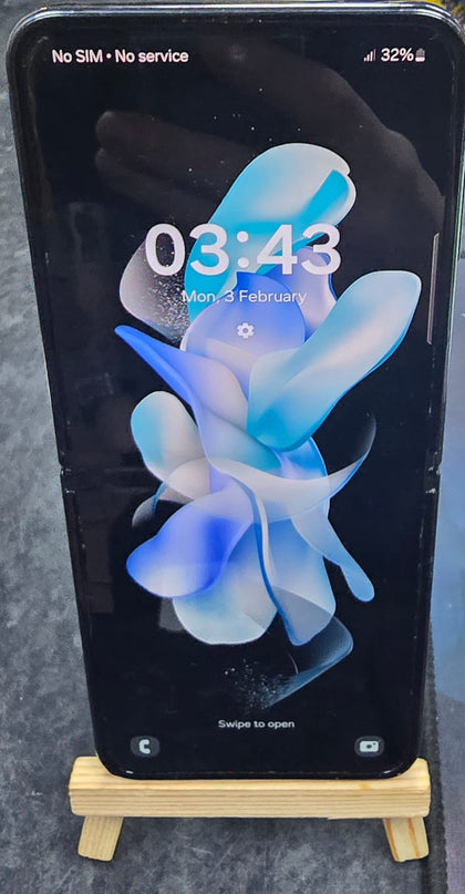 Samsung Galaxy Z Flip4 - 128gb - Fair Condition