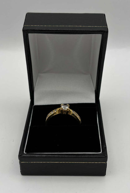 22ct (916) yellow gold ring size Q with white stones 3.9g & box