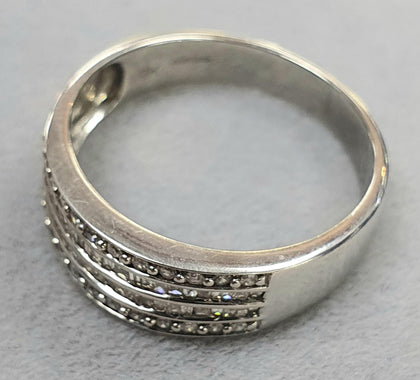 9ct White Gold Diamond Ring.