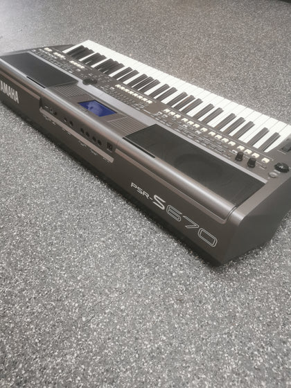 Yamaha PSR S670 Portable Arranger Workstation Keyboard - Black - With Power Supply