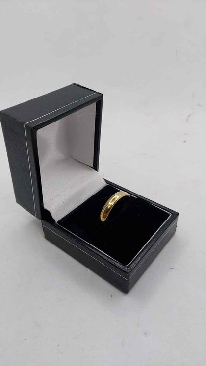 18ct Yellow Gold Wedding Band Ring - Size T - 3.96 Grams.