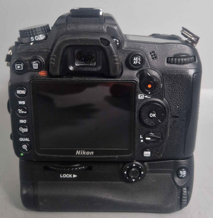 Nikon D7000 Body Only With Battery And Charger And Carry Case