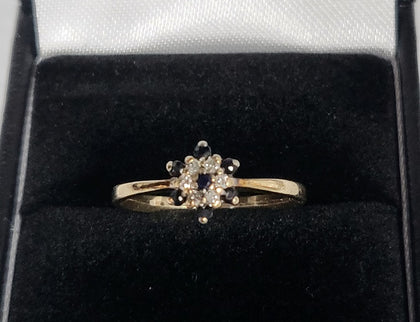 9ct Yellow Gold Ring With Clear And Black Stones - 1.49G - Size O - Hallmarked