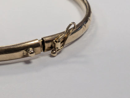 9CT GOLD PATTERNED BANGLE