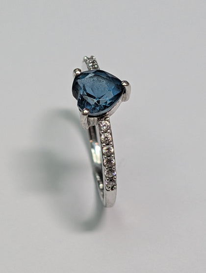 9ct White Gold Ring with Blue Stone - Size K