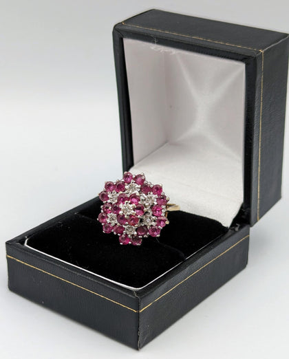 375 9CT YELLOW GOLD RING W/ RED& CLEAR STONES, SIZE 7.5, 4.97G