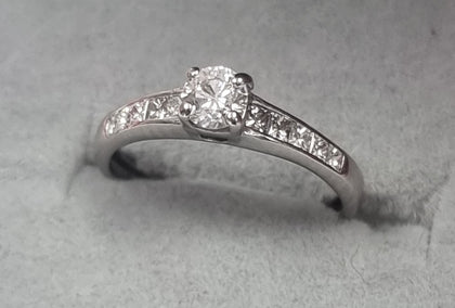 18ct White Gold diamond ring Size 