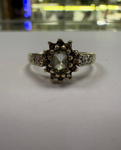 9CT GOLD RING WITH CLEAR STONES SIZE O LEYLAND STORE