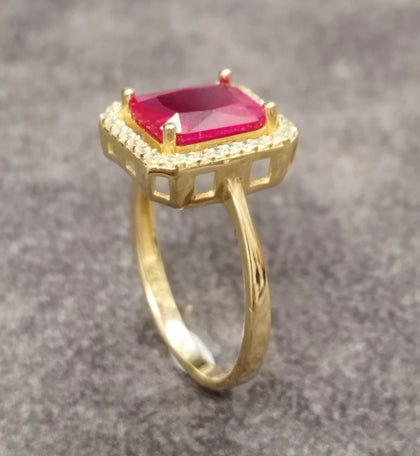 14ct Yellow Gold Red Stone Ring  - Size o