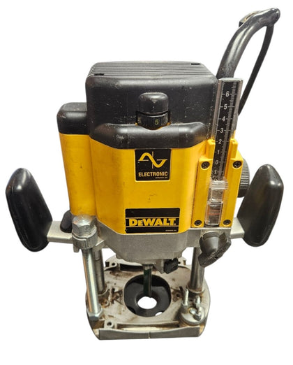 DeWalt Corded Router (DW625E) - with Case