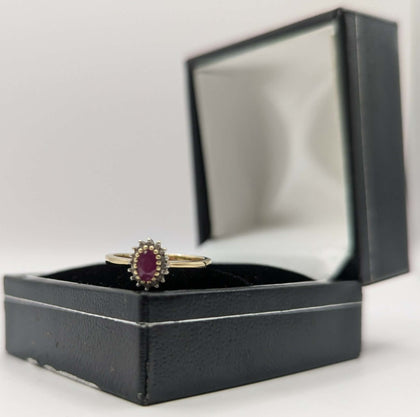 9CT HALLMARKED 375, YELLOW GOLD, RING WITH RED STONE EMBEDDED, SIZE I, 1.6G, BOXED