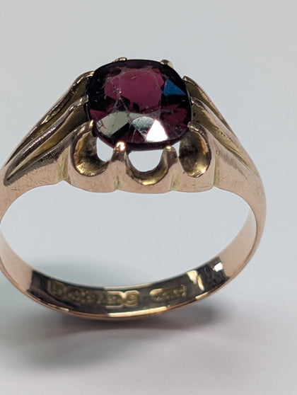 9CT GOLD RING WITH LARGE DARK RED STONE