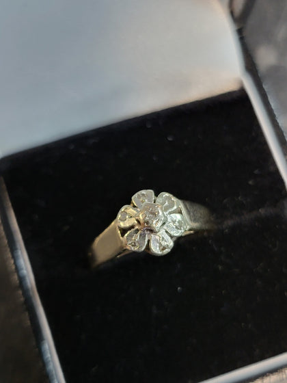 9ct Yellow Gold Ring with Clear Stones - Size N - 2.51g