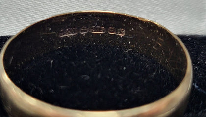 9CT - Yellow Gold Band ring - 2.77g - Size X