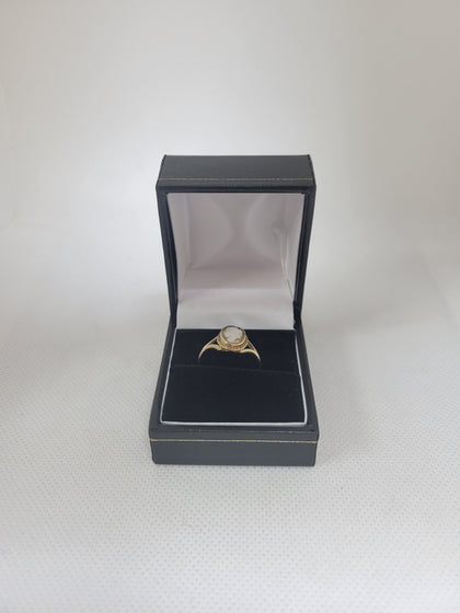 9k Gold Ring, 375 Hallmarked, 2 Grams, Size: O, Box included.