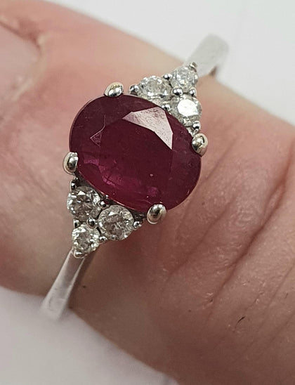 18ct white gold diamond/ruby ring.