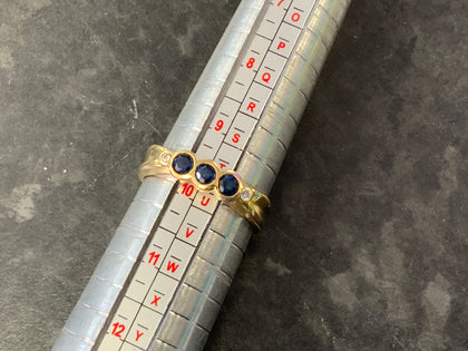 18ct Gold Ring with Sapphires Size T 1/2