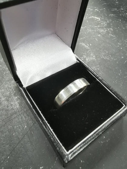 9K White Gold Ring, 5.26g, Hallmarked 375 and Tested, Size: U.