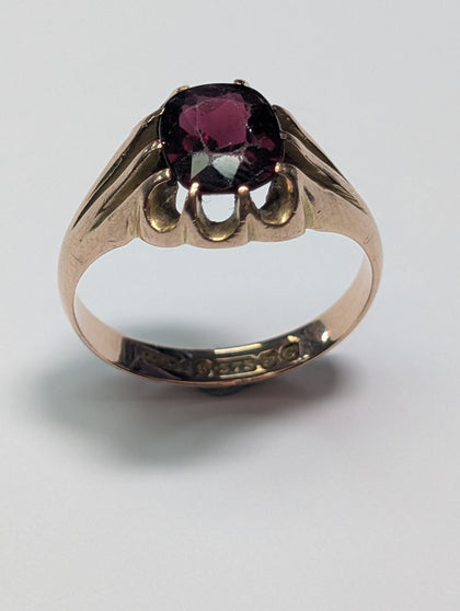 9CT GOLD RING WITH LARGE DARK RED STONE