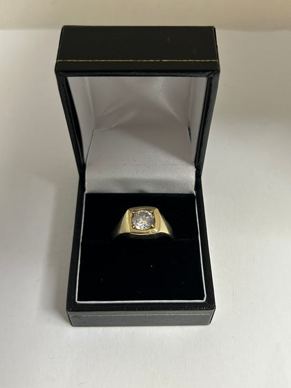 9ct yellow gold stone ring 3.6G stamped 375 size V tested in store comes with box