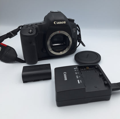 Canon Eos 5D Mark III DSLR camera (Body Only) with 2 x batteries and battery charger UNBOXED