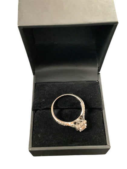 14ct Princess cut solitaire surrounded by brilliant cut diamonds size Q