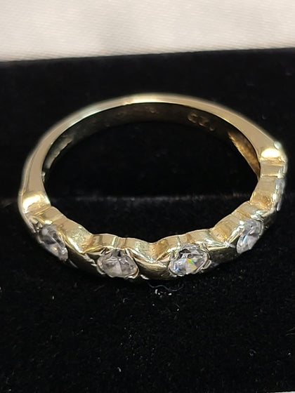 9ct Yellow Gold Ring With CZ Stones - Size O -  2.24G - Hallmarked