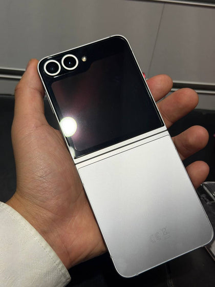 Samsung Galaxy Z Flip6 256GB Silver Shadow, Unlocked - Boxed