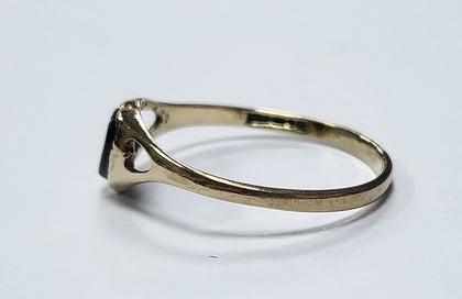 9ct Yellow Gold Ring With Black Heart Stone - 0.90G - size O - Hallmarked